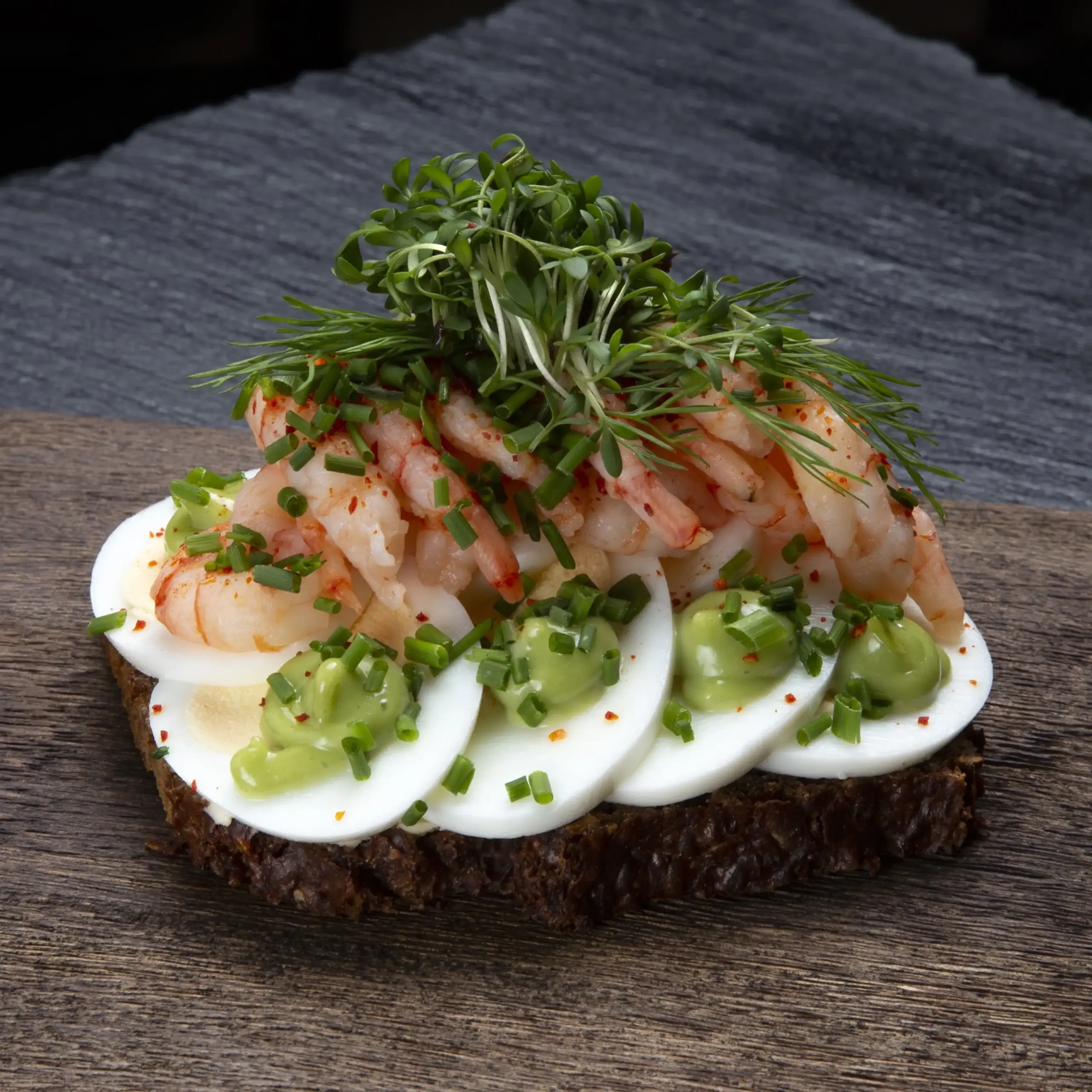 Smørrebrød med æg og rejer på rugbrød fra Ibens Smørrebrød i København med økologiske æg, håndpillede rejer, estragonmayonnaise og friske krydderurter