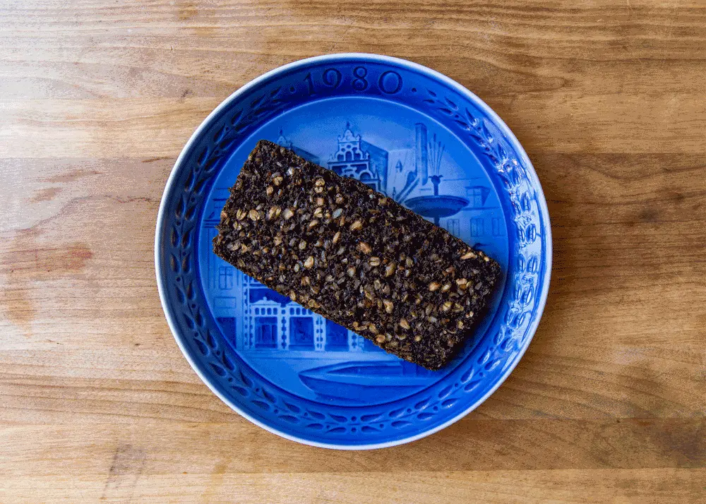 Iben smører klassisk og velsmagende dansk smørrebrød af højeste kvalitet i sin restaurant Ibens Smørrebrød midt i København.