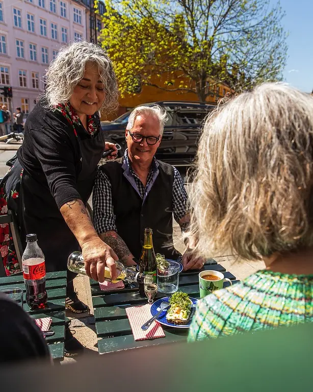Gæster betjenes udendørs foran Ibens Smørrebrød, restaurant i Store Kongensgade i København K
