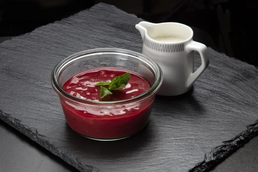 Klassisk dansk rødgrød med fløde fra Ibens Smørrebrød i København K er lavet af danske røde bær og serveret med økologisk fløde. Spis her eller takeaway